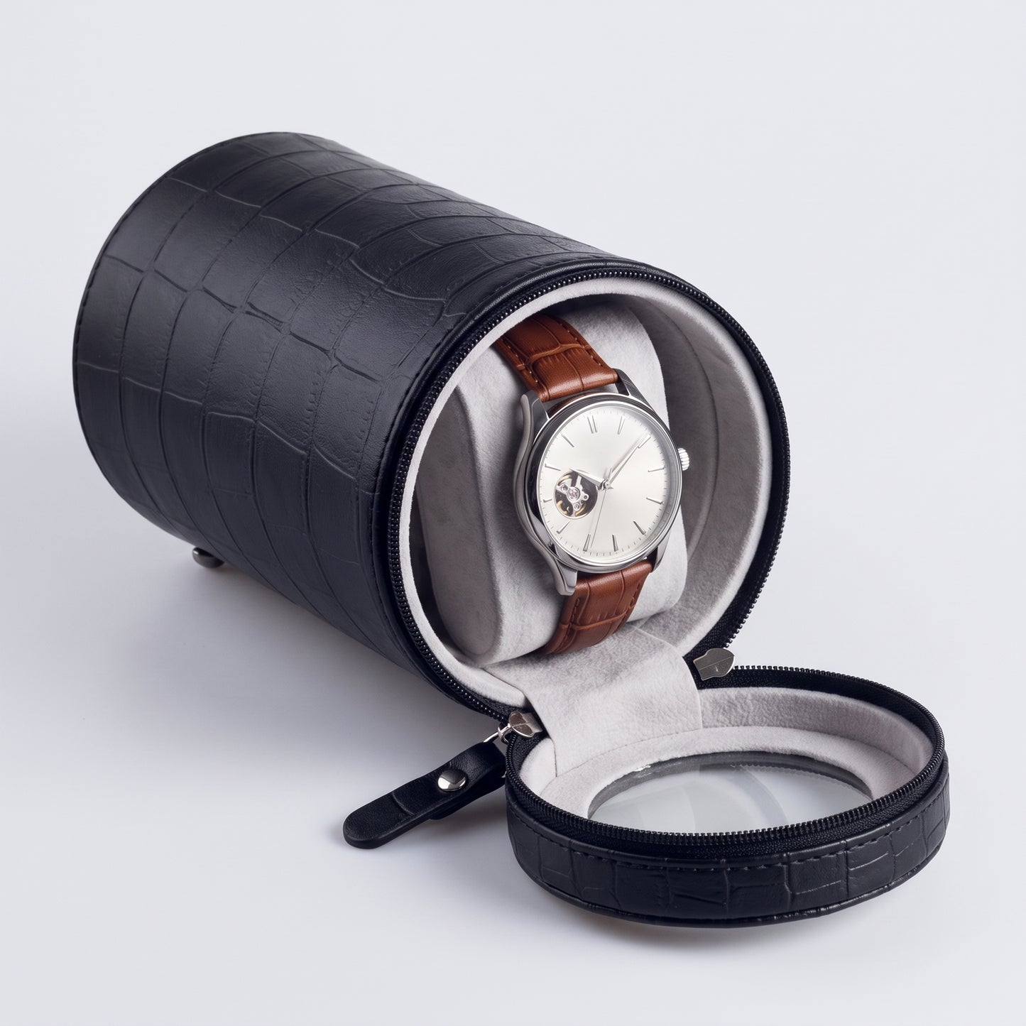 Le Nomade ouvert avec une montre automatique à l'intérieur