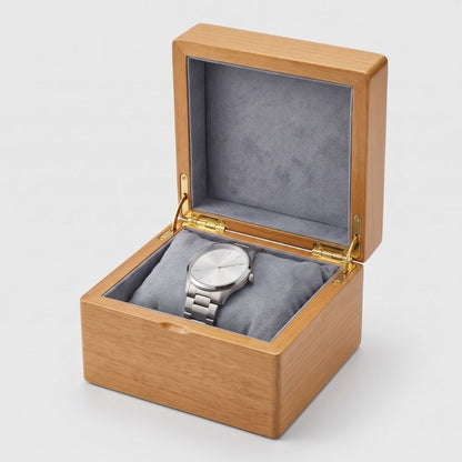 Boîte à montre en bois massif ouverte, intérieur microfibre gris ardoise avec montre acier