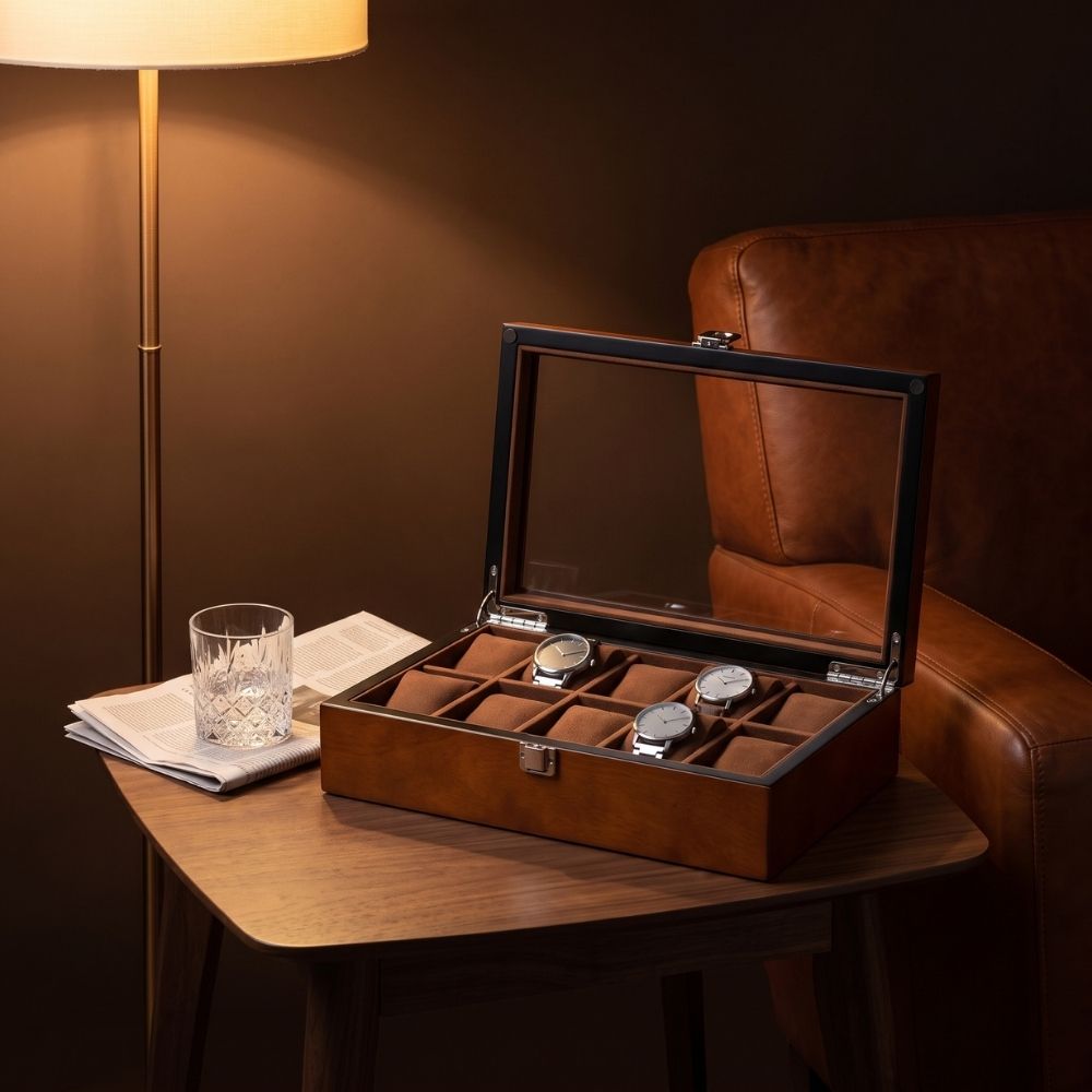 Le Comptoir X ouvert sur une table d'appoint, à côté d'un fauteuil en cuir