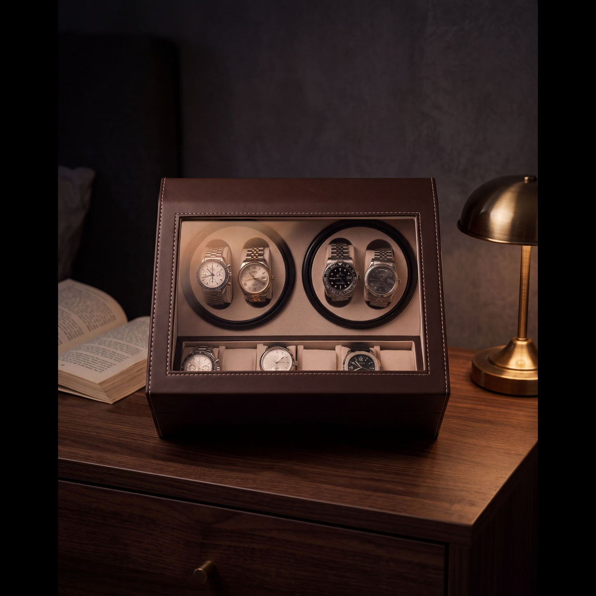Boîte à montre automatique fermée en cuir brun, montres visibles sous la vitre