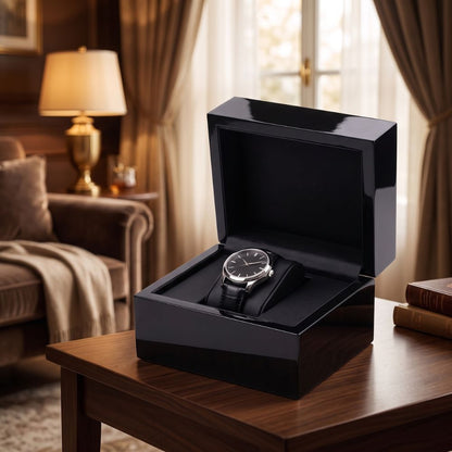 Boîte pour montre homme placée sur table de salon. Montre de luxe avec bracelet en cuir noir