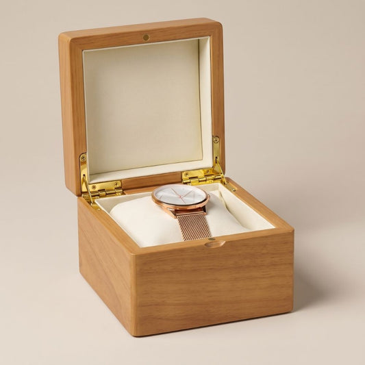 Boîte à montre L'Aubier en bois massif ouverte, intérieur microfibre ivoire avec une montre