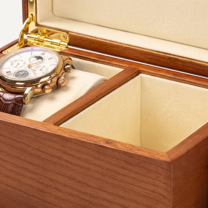 Détail de la cloison en bois séparant les deux emplacements et de la charnière laiton