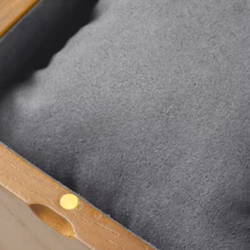 Vue de l'intérieur en microfibres de la boîte à montre L'Aubier