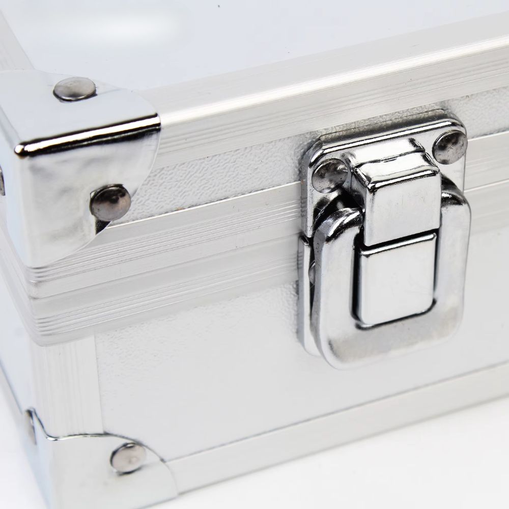 fermoir et coins renforcés de la boîte à montres La Malette