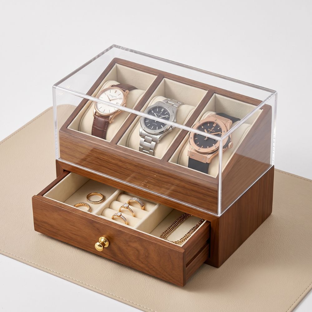 Le Boudoir, boîte à montre en bois massif à trois emplacements, vitrine fermée sur fond clair, tiroir entre-ouvert