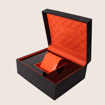 Boîte à montre Le Capiton, coque noire et intérieur orange sur fond clair