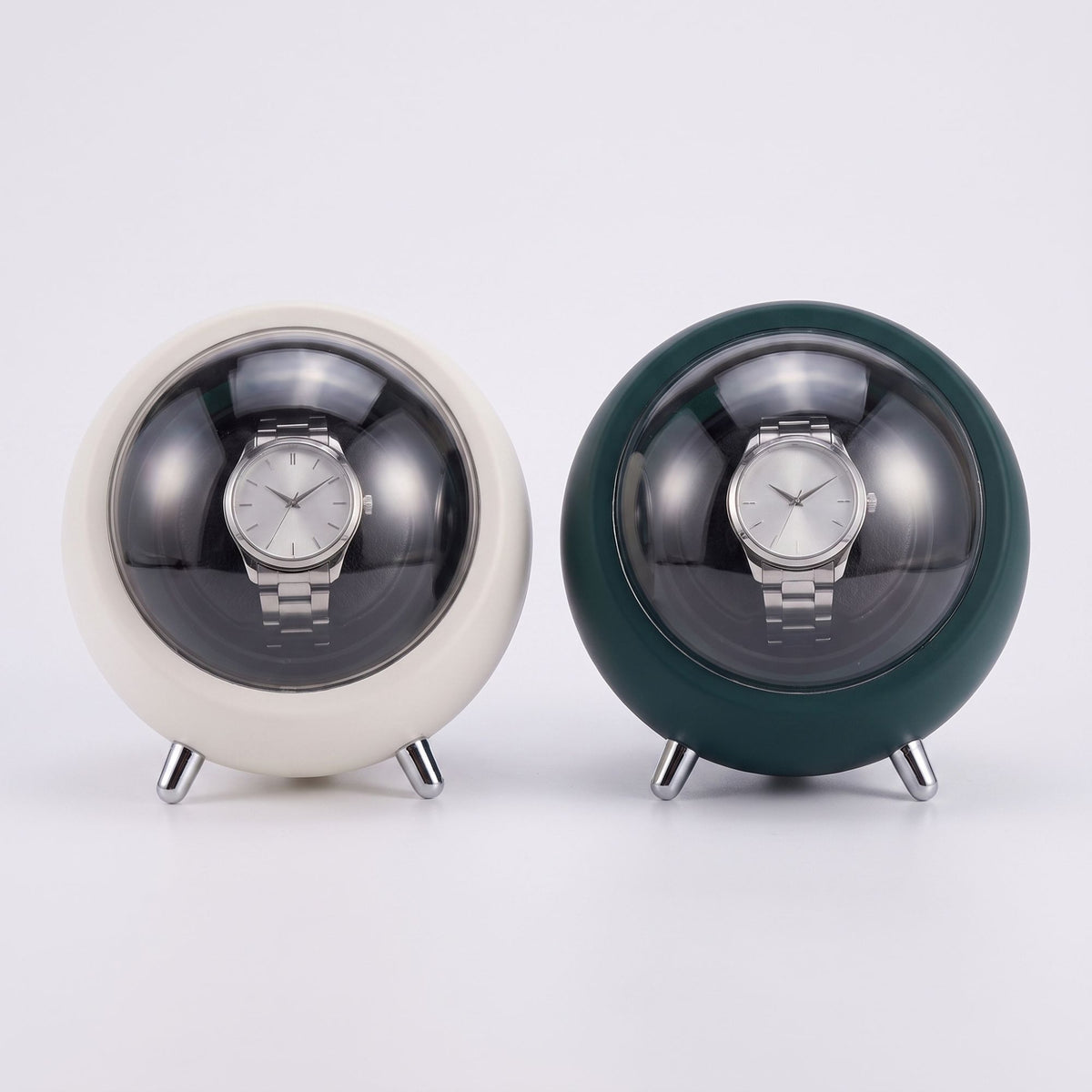 Les deux coloris du remontoir de montre La Capsule, blanc et vert bouteille, côte à côte
