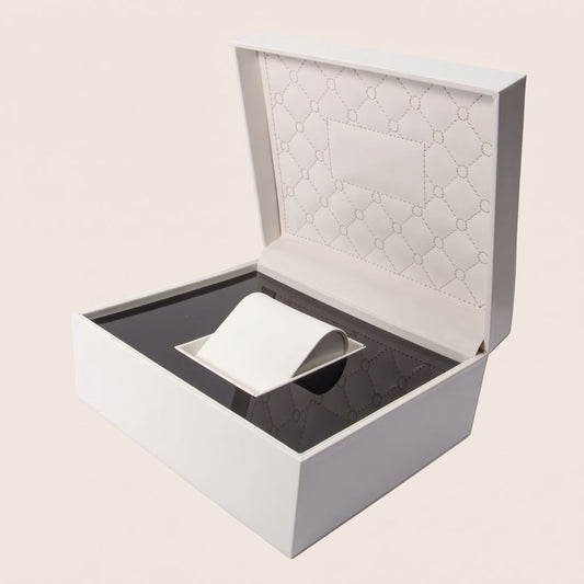 Boîte à montre Le Matelassé, coque ivoire et intérieur matelassé sur fond clair