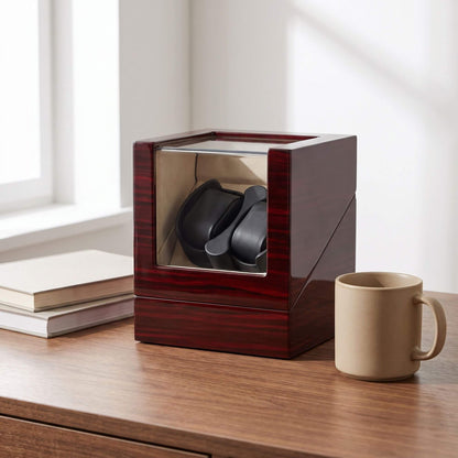 Le Grenat sur un bureau en noyer à côté d'un mug, échelle du coffret de 16 cm de haut
