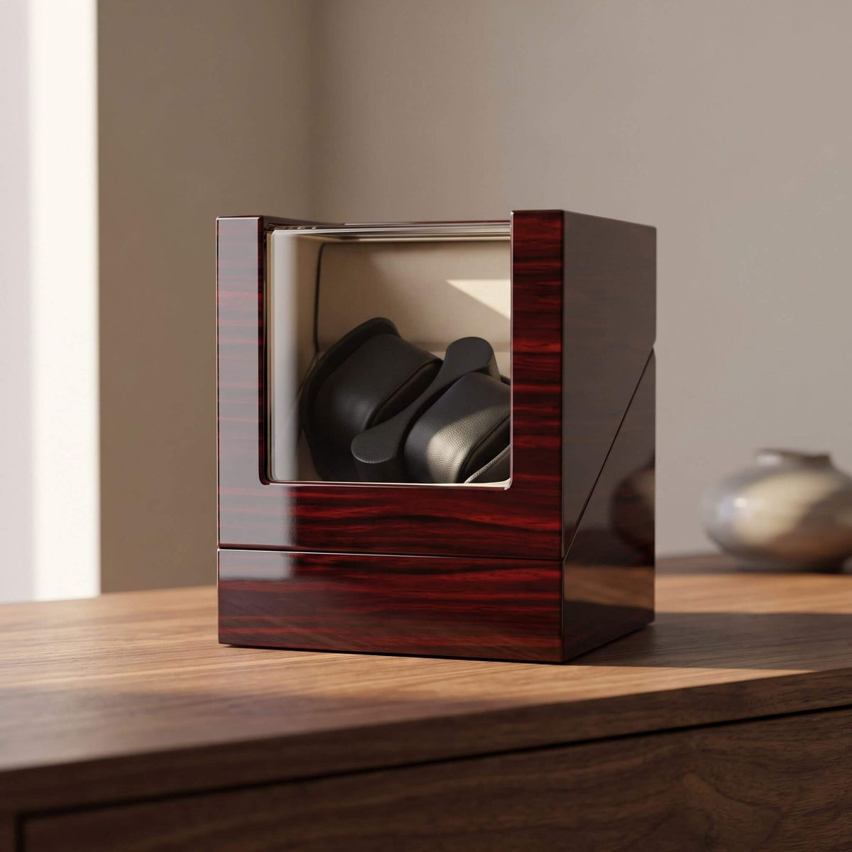 Coffret remontoir Le Grenat sur une console en bois, éclairé par la lumière du jour