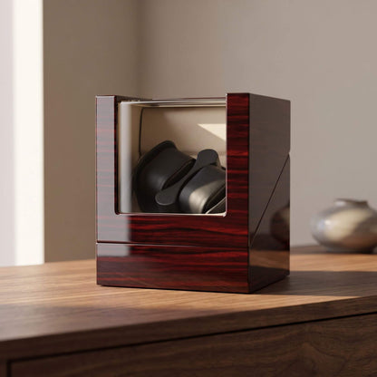 Coffret remontoir Le Grenat sur une console en bois, éclairé par la lumière du jour