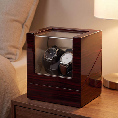 Le Grenat posé sur une table de chevet, deux montres automatiques visibles derrière la vitre