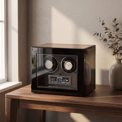 Remontoir 2 montres en bois laqué posé sur une console en noyer, éclairé par la lumière d'une fenêtre