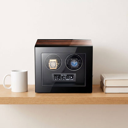 Remontoir 2 montres de 25 cm de large comparé à une tasse et deux livres posés sur une étagère en chêne