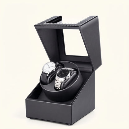 Remontoir L'Écrin Duo noir ouvert, deux montres posées sur le tambour rotatif