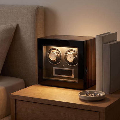 Remontoir 2 montres sur une table de chevet