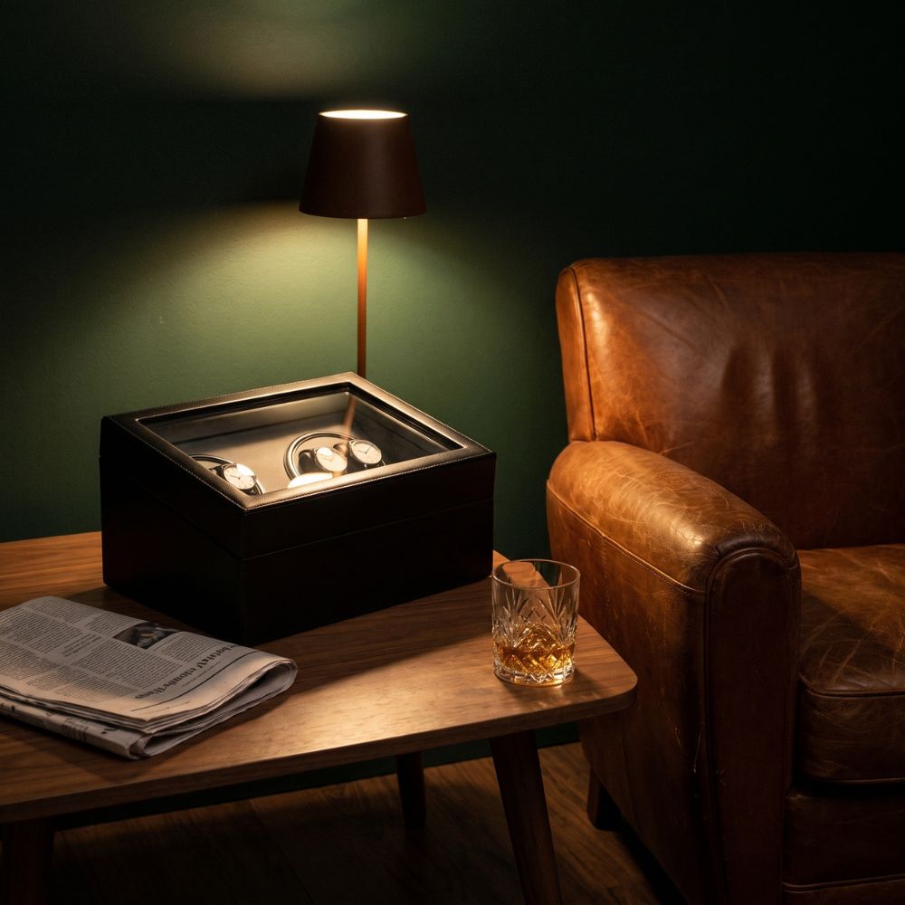 remontoir 4 montres posé sur la table dans le salon