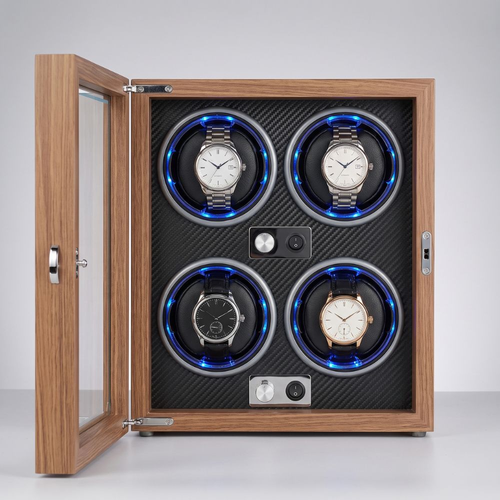Remontoir 4 montres porte ouverte, deux rangées de rotors éclairés sur fond carbone