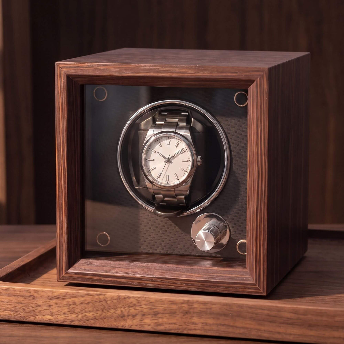 Remontoir montre automatique Le Cube en placage bois, montre maintenue à la verticale derrière la vitre
