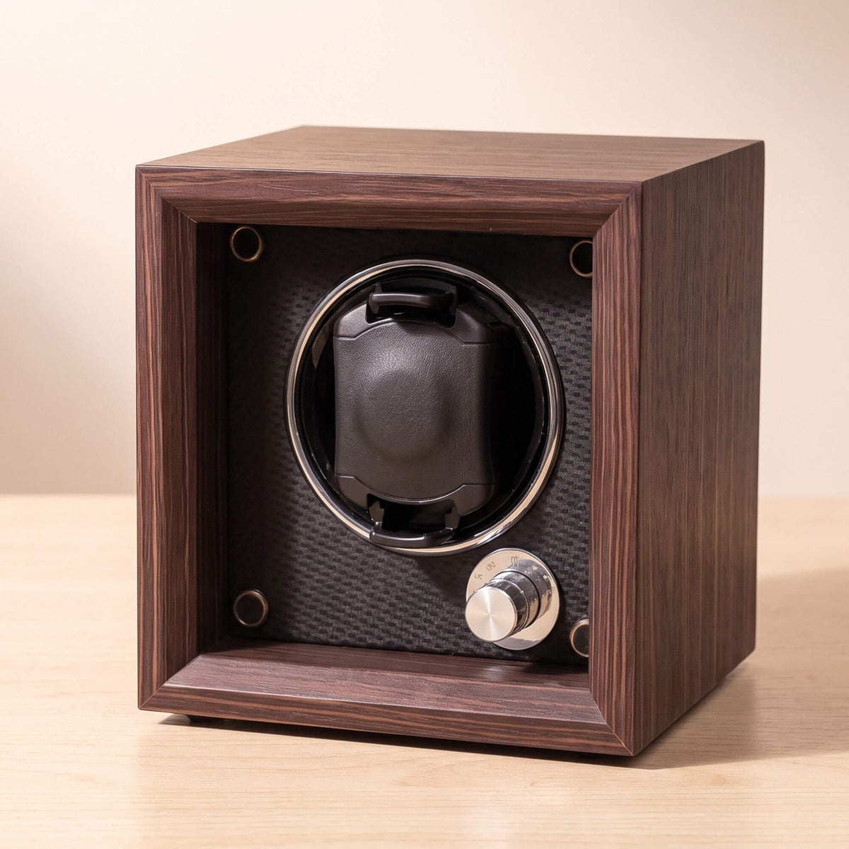 Remontoir montre automatique Le Cube vu de face, support télescopique visible dans l'anneau rotatif