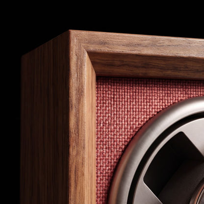 Détail de l'angle du remontoir Le Vermillon, jonction entre le placage de bois et la façade rouge à texture tissée